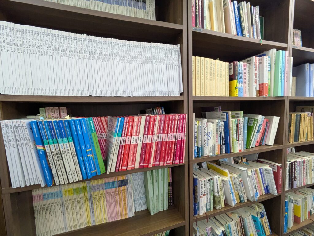 法律雑誌や判例資料、実務書を多数保管している交通事故を扱う法律事務所の書棚